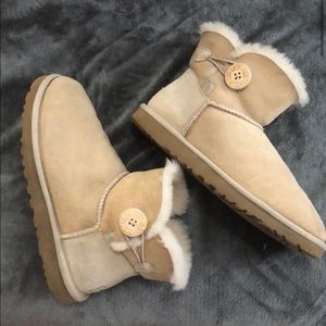 Ugg short Bailey button boots